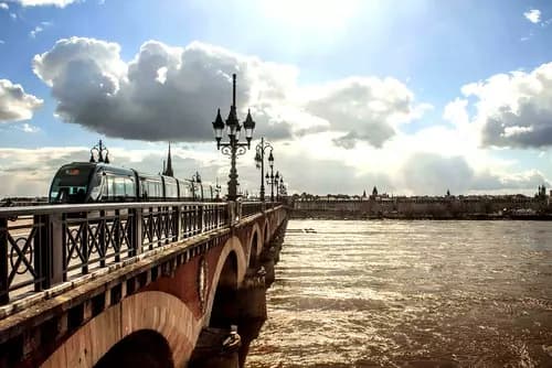 Paseo por el Puente de Piedra | Visita al Museo del Vino | Tour en bicicleta por Burdeos.