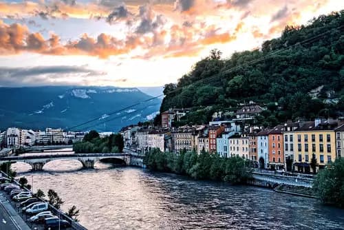¡Bienvenidos al Tour en Tren por el Encanto de Grenoble, Lyon y Biarritz!