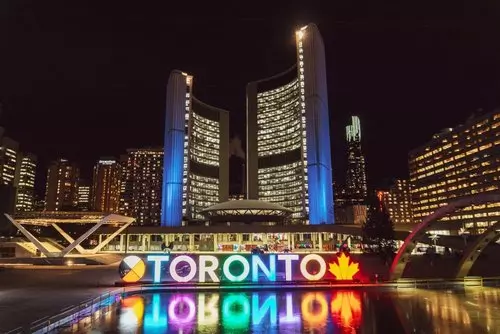 De Ottawa la Capital Canadiense a la Emocionante Toronto