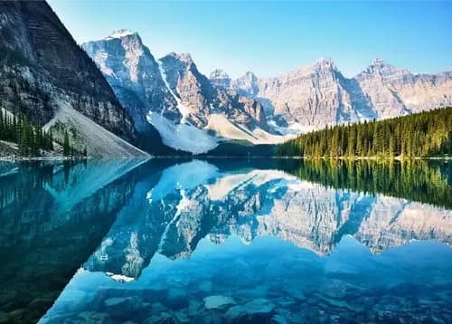Canadá en Tres Destinos: Whitehorse, Yellowknife y Edmonton en un Tour Increíble