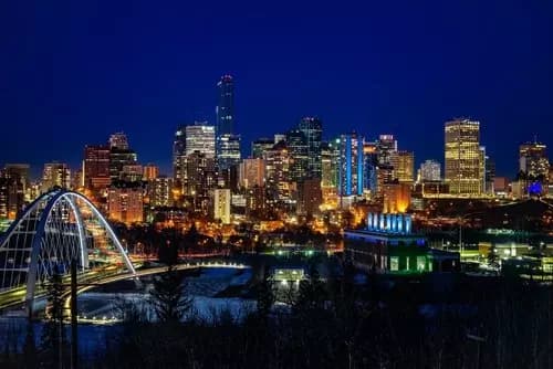 De Yellowknife a la Emocionante Edmonton: Conectando la Belleza del Ártico con la Vitalidad Urbana