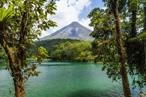 Llegada a San José, renta de auto y traslado a Arenal
